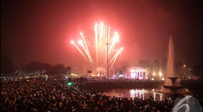  Ribuan warga Jakarta dan sekitarnya memadati kawasan Patung Kuda dan Merdeka Barat untuk menyaksikan pesta kembang api untuk menyambut Tahun Baru 2015, Jakarta, Kamis (1/1/2015). (Liputan6.com/Faizal Fanani)