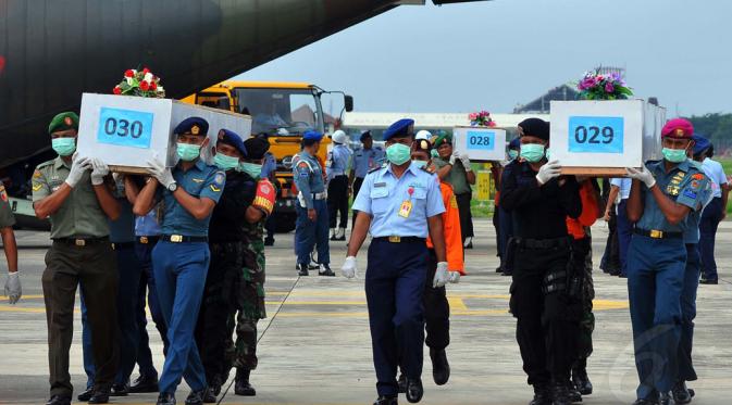 12 Jenazah Korban Pesawat AirAsia QZ8501 Tiba Di Surabaya