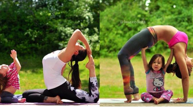 Laura Kasperzak Sykora membuktikan bahwa yoga pun bisa dinikmati bersama buah hati. 