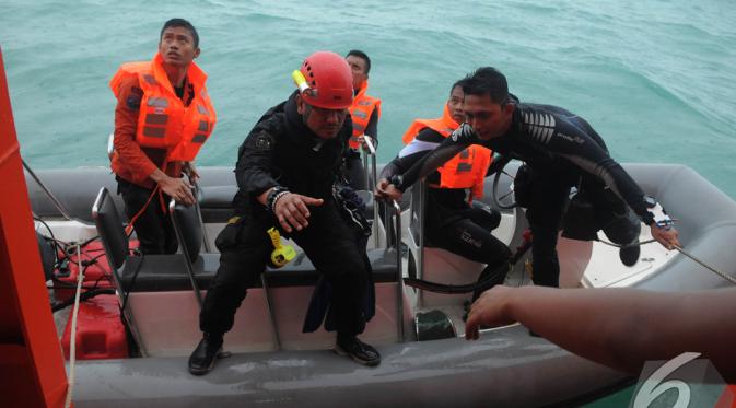 Cuaca buruk membuat Tim SAR menunda pencarian untuk sementara waktu, Perairan Pangkalan Bun, Kalteng, Minggu (4/1/2015). (Liputan6.com/Herman Zakharia)