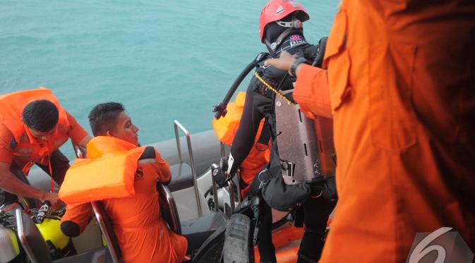 Sebelum cuaca buruk, Tim SAR menerjunkan sejumlah penyelam untuk mencari jenazah penumpang dan puing pesawat AirAsia QZ8501, Perairan Pangkalan Bun, Kalteng, Minggu (4/1/2015). (Liputan6.com/Herman Zakharia)