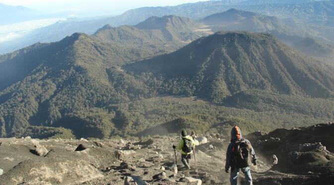 Jalur pendakian Gunung Semeru ditutup sementara guna konservasi.