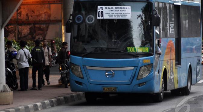 Angkutan Perbatasan Terintegrasi Busway (APTB) saat melintas di jalur busway kawasan Kuningan Barat, Jakarta. Foto diambil pada Rabu (7/1/2015). (Liputan6.com/Miftahul Hayat)
