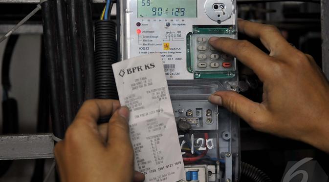 Petugas saat memeriksa tarif meteran listrik di Rusun Benhil, Jakarta, Jumat (9/1/2015). (Liputan6.com/Johan Tallo)