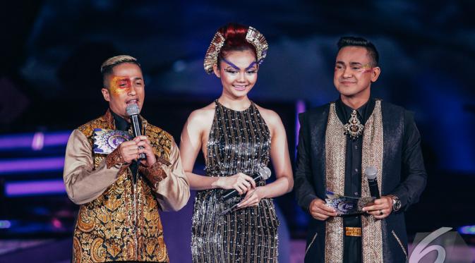 Irfan Hakim, Rina Nose  dan Ramzy menjadi pembawa acara di HUT Indosiar ke-20,   Studio Emtek City, Jakarta, Minggu (11/1/2015). (Liputan6.com/Faizal Fanani)
