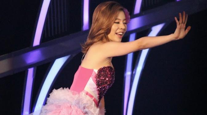 Sunny yang merupakan personel Girls Generation saat beraksi di atas panggung.