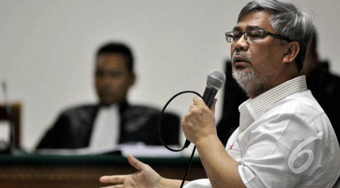 Akil Mochtar menjadi saksi pada persidangan kasus sengketa Pilkada Kota Palembang di Pengadilan Tipikor, Jakarta, Kamis (15/1/2015). (Liputan6.com/Miftahul Hayat)