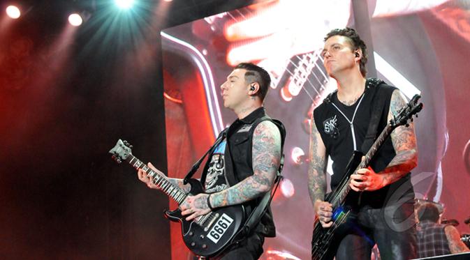 Zacky Vengeance (kiri) dan Synyster Gates menunjukkan kepiawaiannya memainkan  gitar saat konser bertajuk 
