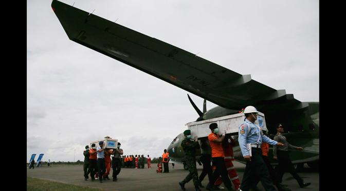 Jenazah penumpang pesawat AirAsia QZ8501 saat ingin dibawa keatas kapal pesawat  CN2950 milik Angkatan Udara Indonesia di Pangkalan Udara Iskandar, Pangkalan Bun, Kalteng, (19/1/2015). (REUTERS / Beawiharta)