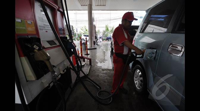 Seorang petugas SPBU mengisi bahan bakar ke salah satu kendaraan di Kuningan, Jakarta, Senin (19/1/2015). (Liputan6.com/Miftahul Hayat)