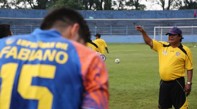 Pelatih Arema Cronus Suharno (Liputan6.com/Faizal Fanani)