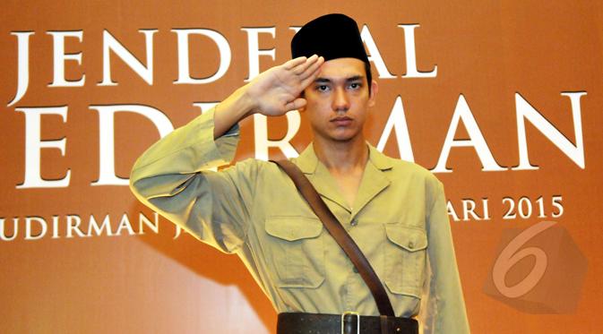 Adipati Dolken berperan sebagai Jenderal Soedirman dalam film Jenderal Soedirman garapan sutradara Viva Westi, Balai Sudirman, Tebet, Jakarta, Selasa (20/1/2015). (Liputan6.com/Panji Diksana)