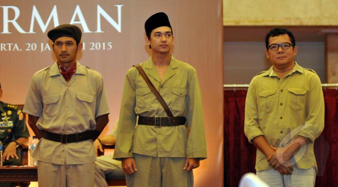 Tiga aktor yang bermain di film Jenderal Soedirman garapan Viva Westi, Balai Sudirman, Tebet, Jakarta, Selasa (20/1/2015). (Liputan6.com/Panji Diksana)