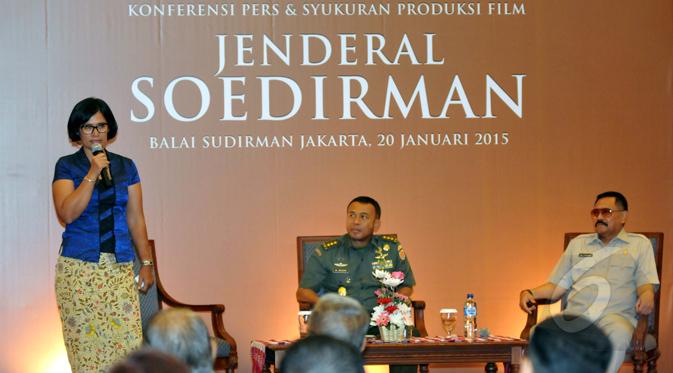 Viva Westi menjelaskan maksud dari pembuatan film jenderal Soedirman di Balai Sudirman, Tebet, Jakarta, Selasa (20/1/2015). (Liputan6.com/Panji Diksana)