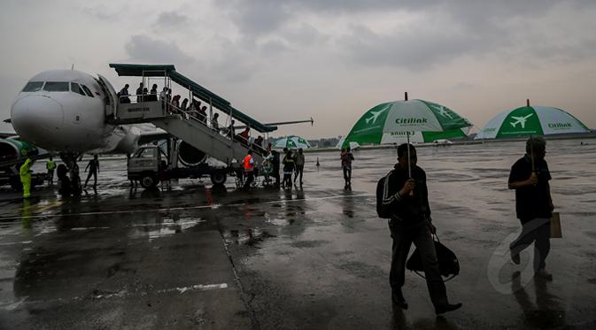 Sejumlah penumpang saat  tiba di bandara Halim Perdana Kusuma, Jakarta, Jumat (23/1/2014). (Liputan6.com/Faizal Fanani)