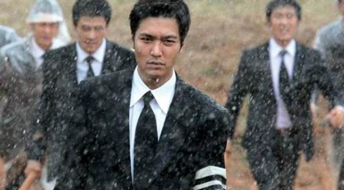 Lee Min Ho saat berakting di film perdana yang diperankannya, Gangnam Blues yang membuatnya menjadi nominee di 51st Baeksang Arts Awards