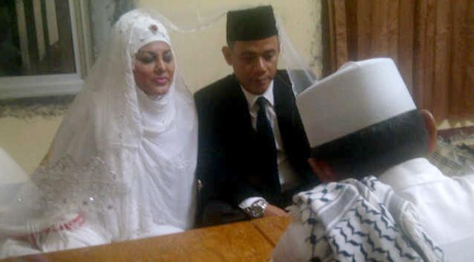 Pernikahan dilaksanakan  pada tanggal 1 November 2014 lalu di di kawasan Cibubur. 