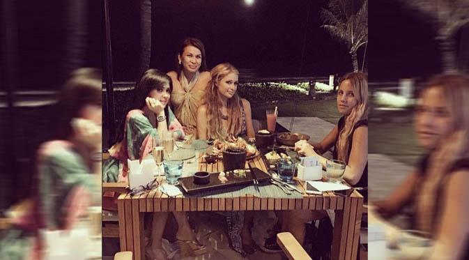 Penyanyi Syahrini memamerkan foto kedekatannya dengan bintang Hollywood Paris Hilton di Bali. (instagram.com/princessyahrini)