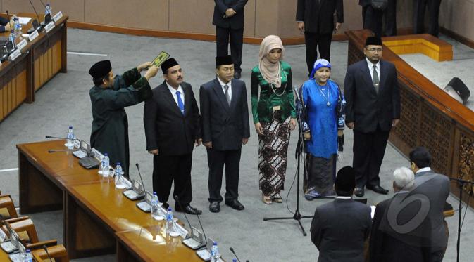 Ketua DPR RI, Setya Novanto melantik sejumlah anggota DPR RI sebagai anggota DPR RI pergantian antar waktu (PAW) saat Sidang Paripurna, Jakarta, Selasa (27/01/2015). (Liputan6.com/Andrian M Tunay) 