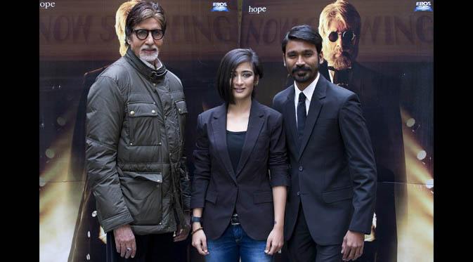 Aktor senior Bollywood, Amitabh Bachchan (kiri), Akshara Haasan (tengah) dan Dhanush (kanan) berpose saat acara promosi film terbarunya 