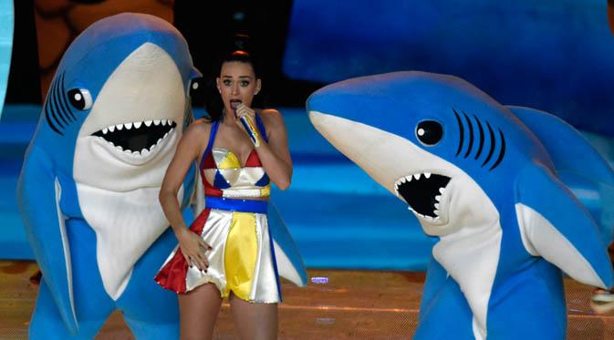 Katy Perry tampil memeriahkan ajang Super Bowl XLIX Halftime Show di University of Phoenix Stadium, Arizona, Amerika Serikat, Minggu (1/2/2015). (Kirby Lee-USA TODAY Sports)
