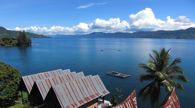 Danau Toba, yang merupakan danau terbesar di dunia itu menyimpan pesona. Apa saja yang harus dilakukan ketika berwisata ke sana?