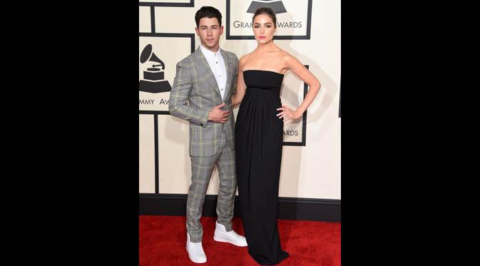 Nick Jonas mengajak serta sang pacar yang juga mantan Miss Universe, Olivia Culpo saat menghadiri Grammy Awards 2015 di Staples Center, Los Angeles, AS, Minggu (8/2). (Jason Merritt/Getty Images/AFP)