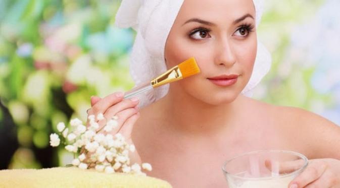 Berikut tips untuk membuat masker wajah dari lemon dan madu yang dapat mencerahkan wajah Anda.