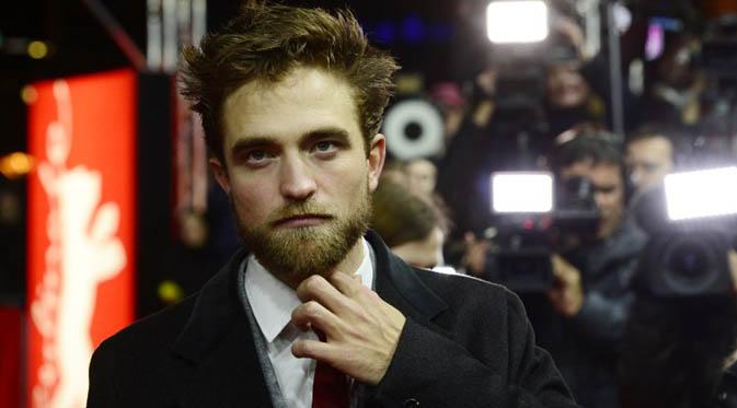 Robert Pattinson tampil berbeda saat menghadiri pemutaran film terbarunya 