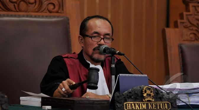 Hakim Sarpin Rizaldi memimpin sidang praperadilan Komjen Budi Gunawan kepada KPK di Pengadilan Negeri Jakarta Selatan, Jakarta, Jumat (13/2/2015). (Liputan6.com/Johan Tallo)