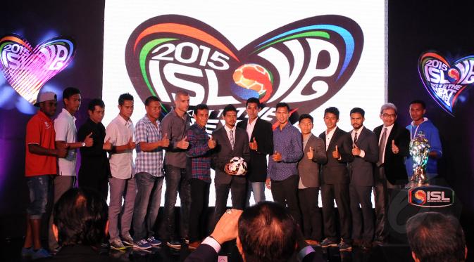 Perwakilan pemain dari 18 klub yang akan berlaga di ISL 2015 berfoto bersama saat peresmian di Lounge VVIP Barat Stadion GBK Jakarta, Sabtu (14/2/2015). (Liputan6.com/Helmi Fithriansyah)