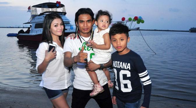 Charly bersama istri, Regina dan dua anaknya