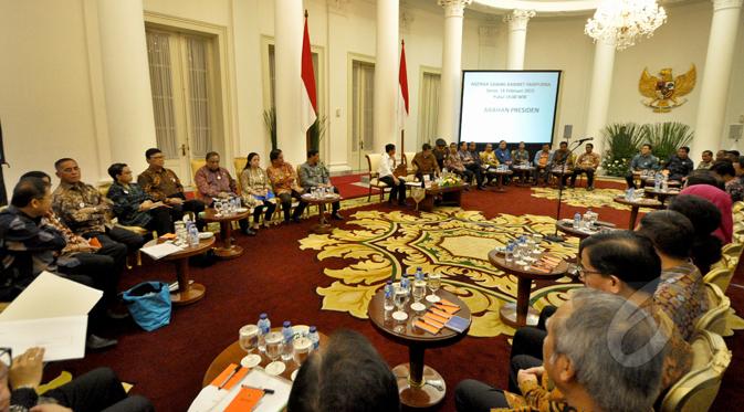Suasana rapat di Istana Bogor antara Presiden Joko Widodo dengan Menteri Kabinet Kerja, Jawa Barat, Senin (16/2/2015). Rapat tersebut membahas tiga bulan kinerja Kabinet Kerja Jokowi(Liputan6.com/Faizal Fanani)