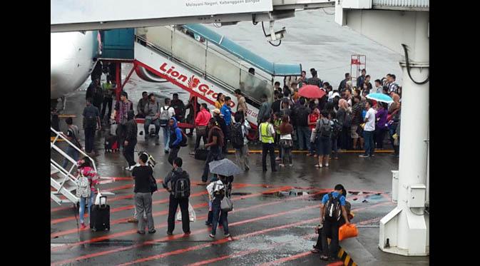 Ratusan penumpang dibiarkan telantar di Bandara Soekarno-Hatta Cengkareng, Tangerang, akibat penerbangan Lion Air yang mengalami delay, Kamis (19/2/2015). (twitter.com/@Thony_nox)
