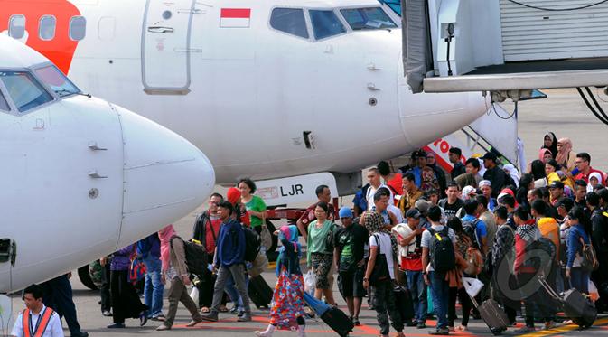 Ratusan calon penumpang Lion Air terlantar di Terminal 1B Bandara SoekarnoHatta. Sejumlah Penumpang Lion Air saat ingin menaiki pesawat di Terminal 1B Soetta, Tangerang, Jumat (20/2/2015). (Liputan6.com/Faisal R Syam)
