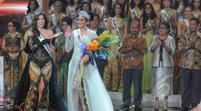Miss Universe 2014, Paulina Vega (kiri) bersama Puteri Indonesia 2015 Anindya Kusuma Putri berfoto bersama usai pemilihan kontes kecantikan yang diselenggarakan di JCC, Jumat (20/2). (Liputan6.com/Herman Zakharia)