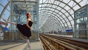 Tarian balet identik dengan tarian klasik yang indah, elegan dan berkelas yang disajikan dalam sebuah gedung dan teater megah.