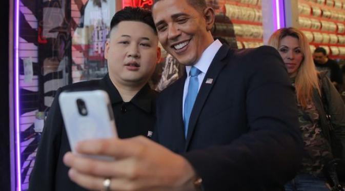 Kim Jong Un lookalike dan Obama lookalike selfie bareng