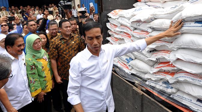 Presiden Joko Widodo meninjau Gudang Beras Bulog, Jakarta, Rabu (25/2/2015). Presiden Jokowi  memerintahkan Bulog menggelontorkan semua stok beras di gudang Bulog agar harga beras di pasaran normal kembali. (Liputan6.com/Faizal Fanani)