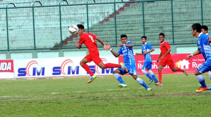 http://cdn0-a.production.liputan6.static6.com/medias/817443/original/039023800_1424860581-TIM_NAS_19_VS_PERSIB_21_-_Faisal_R_Syam__1_.JPG