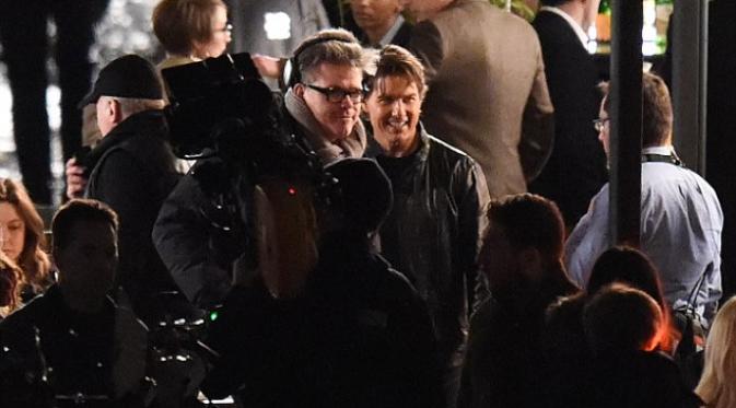 Tom Cruise bersama sutradara Mission: Impossible 5 Christopher McQuarrie usai syuting