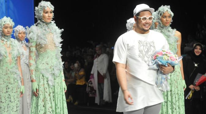 Minat Selami Lautan Baju Ivan Gunawan di Indonesia Fashion 