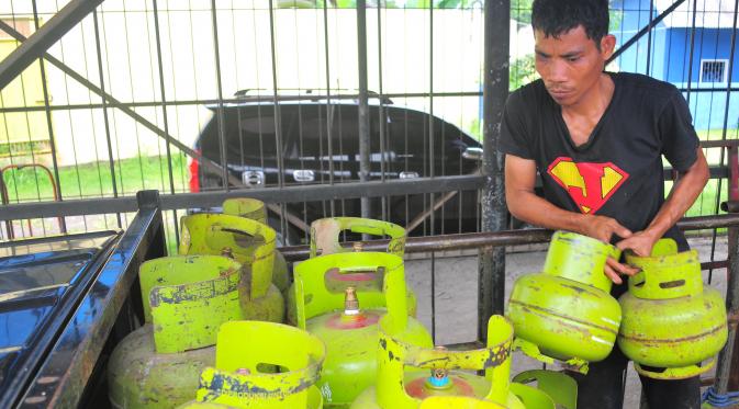 Seorang pekerja tampak sedang mengangkut tabung gas elpiji, Jakarta, Sabtu (28/2/2015). Kelangkaan gas 3 kg  di beberapa daerah  terjadi nyaris bersamaan dengan kenaikan harga beras. (Liputan6.com/Yoppi Renato)