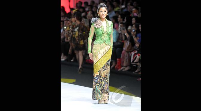 Aktris Titi Rajo Bintang tampil dalam pagelaran Indonesia Fashion Week 2015 mengenakan karya Anne Avantie yang bertema “Pasar Klewer Riwayatmoe Kini” di JCC Senayan, Jakarta, Minggu (1/3). (Liputan6.com/Panji Diksana)