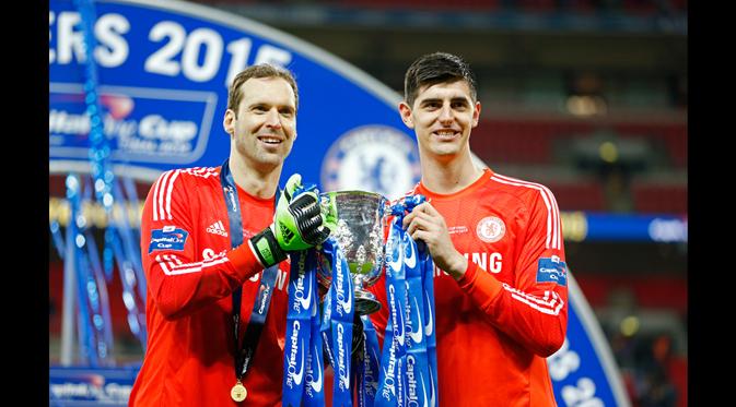 Penjaga gawang Chelsea, Petr Cech (kiri) bersama Thibaut Courtois berpose dengan piala Liga 2014/2015 di final Capital One Cup di Stadion Wembley, London, Minggu (1/3/2015). Chelsea menang 2-0 atas Tottenham Hotspur. (Reuters / John Sibley)