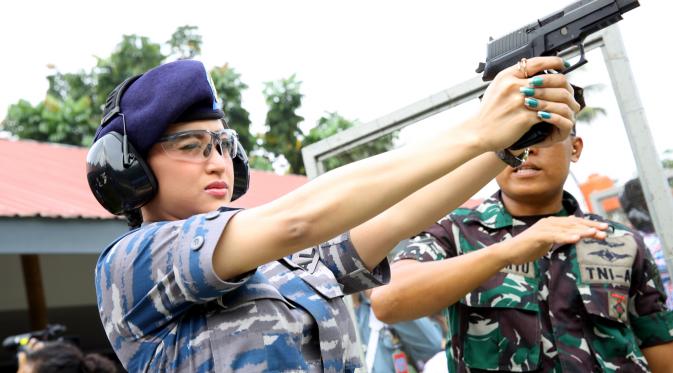 Dewi Perssik menembak target Slow Fire
