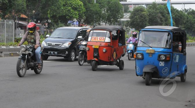 Tahun 2015 bajaj orange  dilarang melintas di kawasan DKI Jakarta. Sebagai gantinya akan dioperasikan bajaj biru yang berbahan bakar gas, Jakarta, Rabu (4/3/2015). (Liputan6.com/Herman Zakharia)