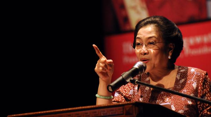 Mantan Presiden Megawati Soekarnoputri memberikan pidato budaya dalam rangka peringatan Hari Perempuan Internasional di Teater Kecil Taman Ismail Marzuki, Cikini, Jakarta, Minggu (8/3/2015). (Liputan6.com/Helmi Fithriansyah)