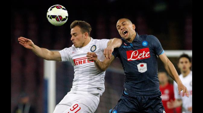 Penyerang Inter Milan, Xherdan Shaqiri berebut bola udara dengan Gelandang Napoli Gokhan Inler pada laga serie A di stadion San Paolo, Italy (8/3/2015).  Napoli bermain imbang 2-2 dengan Inter Milan. (Reuters/Ciro De Luca)