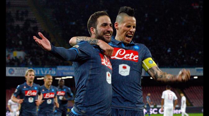 Penyerang Napoli, Gonzalo Higuain merayakan selebrasi bersama Marek Hamsik usai mencetak gol kegawang Inter Milan pada laga serie A di stadion San Paolo, Italy (8/3/2015).  Napoli bermain imbang 2-2 dengan Inter Milan. (Reuters/Ciro De Luca)